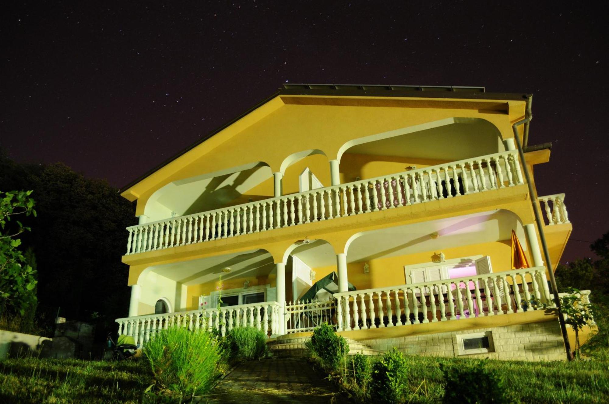 Apartments Viktorija Omisalj Exterior photo