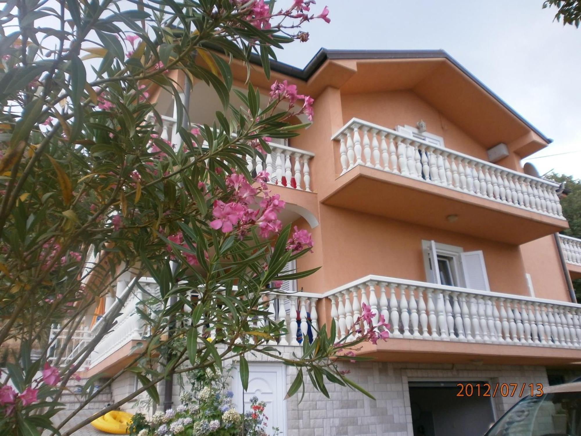 Apartments Viktorija Omisalj Exterior photo